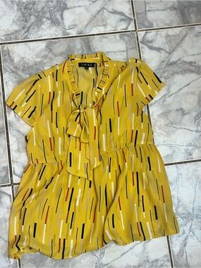 TIMING Geometric  blouse in Yellow Size Medium Like New